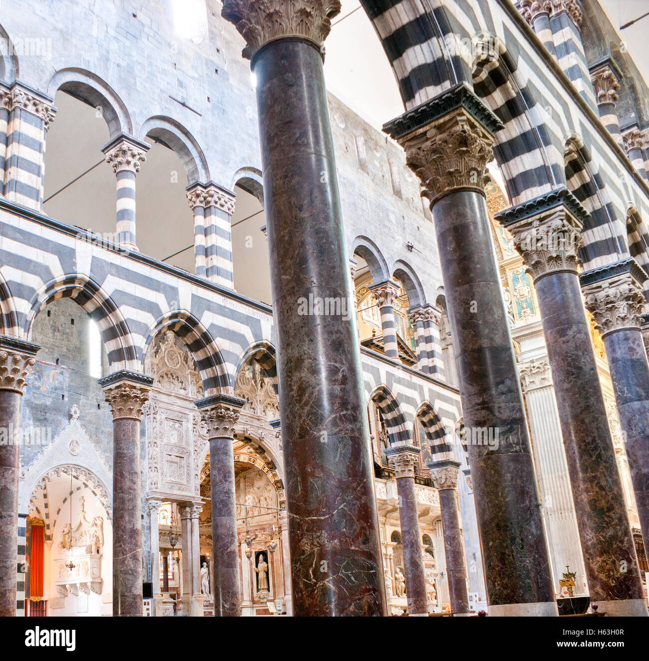 Gli interni della Cattedrale di San Lorenzo in un stile Romanesque-Renaissance. Foto Stock