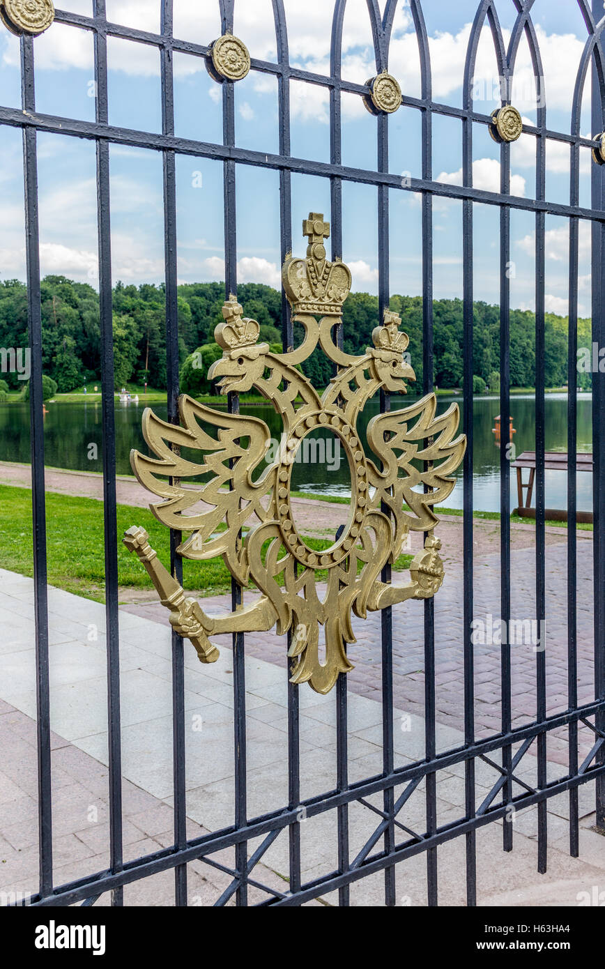 Tsar stemma all'entrata del parco kuskovo Foto Stock