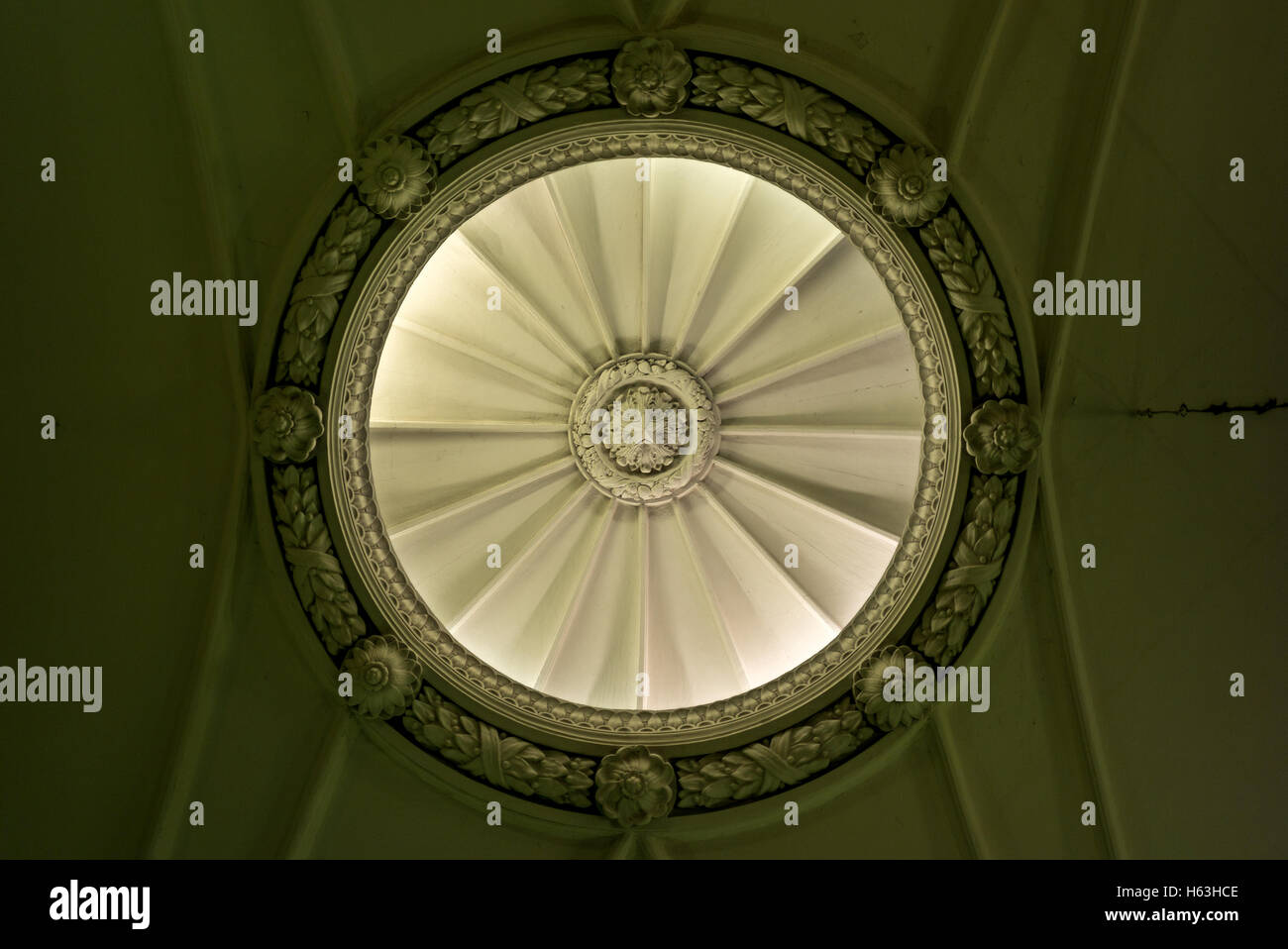 Ornato soffitto nella metropolitana di Mosca Foto Stock