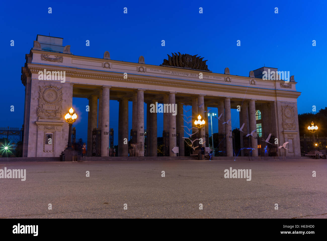 Cancello di ingresso di Gorky Park di Mosca di notte Foto Stock