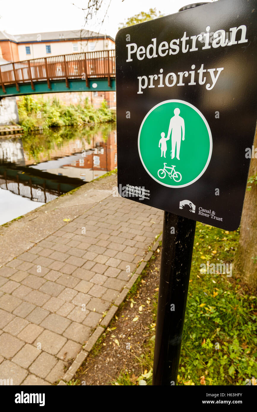 Priorità pedonale segno, installato da Canal & fiumi fiducia, al fianco di Nottingham canal. Foto Stock