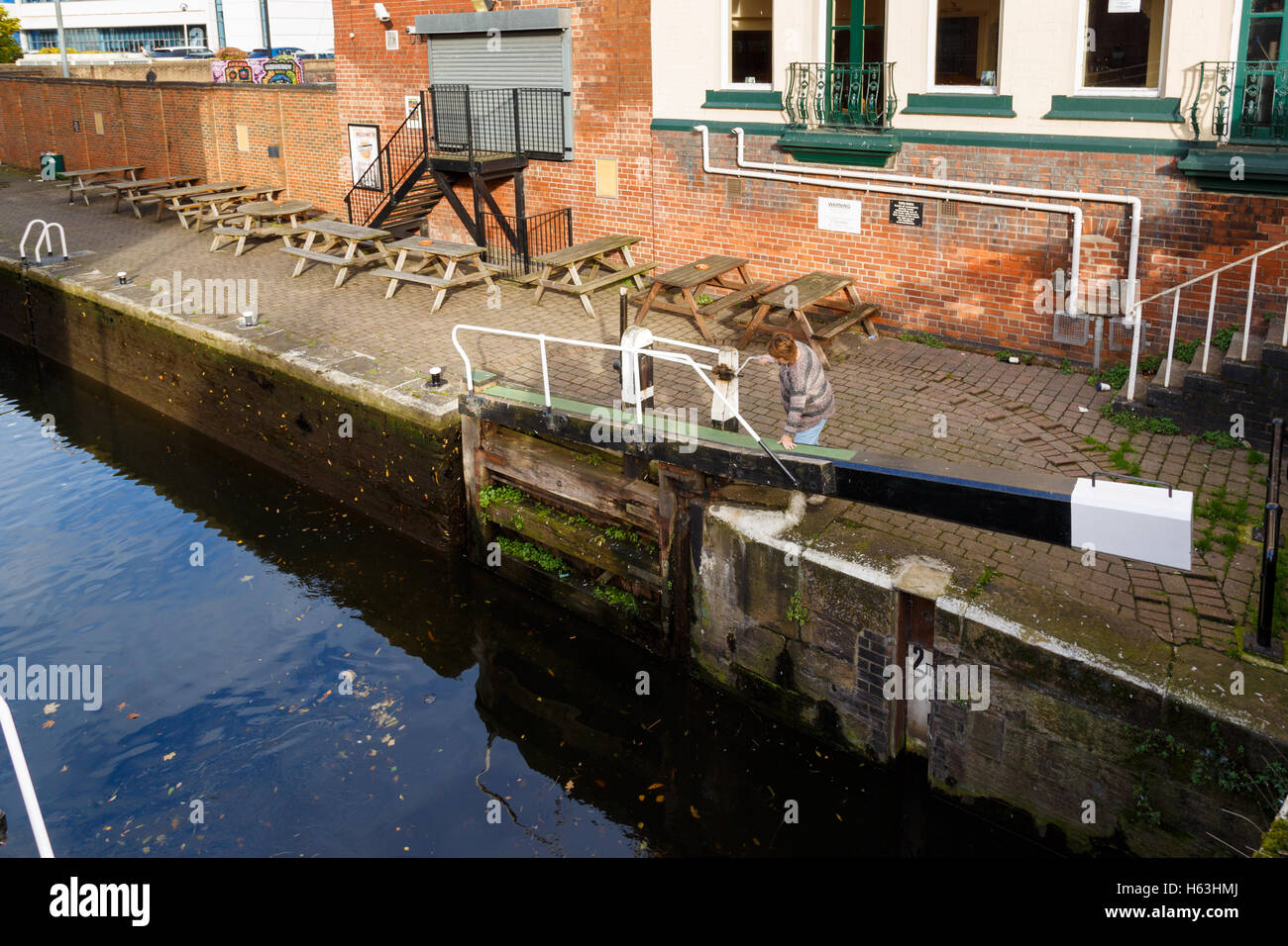 Una donna operando una libbra di bloccare a nottingham canal. in Nottingham, Inghilterra Foto Stock