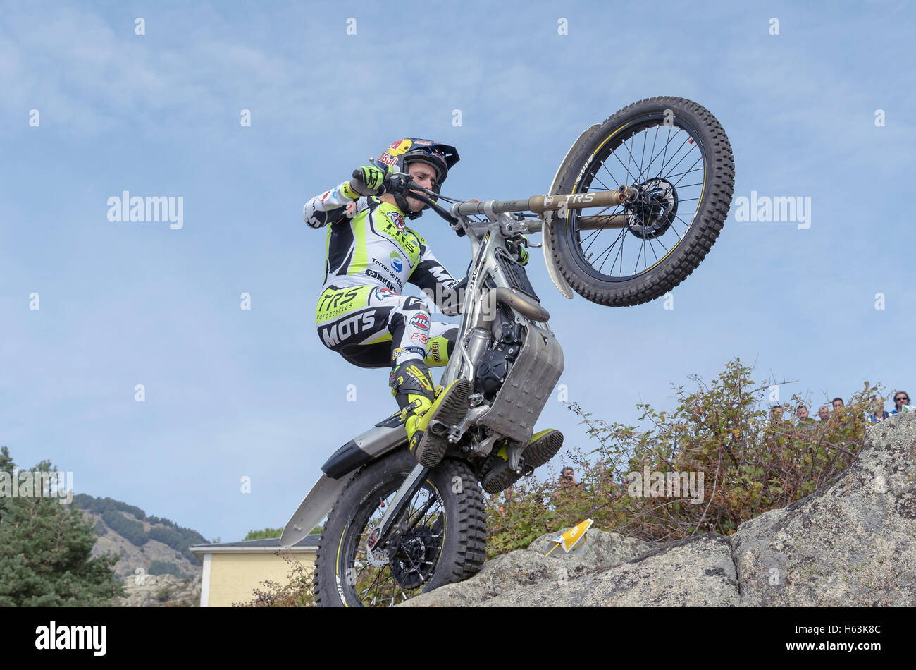 Il motociclismo. Corsa di prova. Campionato di Spagna. Adam Raga il sorpasso di un ostacolo, su grossi massi di granito, in Valdemanco Foto Stock