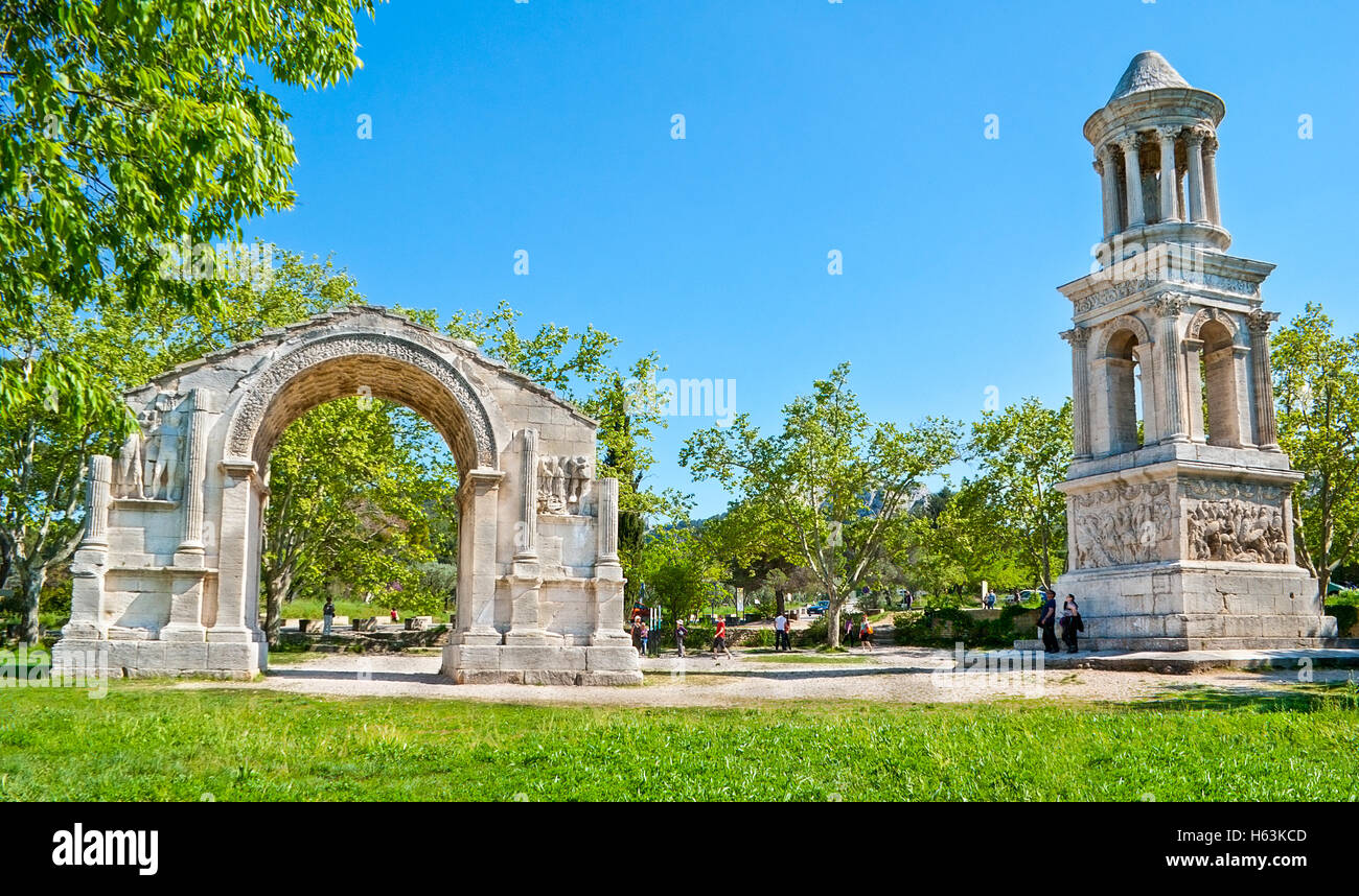 Mausoleo di Julii ed un arco trionfale si trovano nell'antica città di Glanum, vicino Saint-Remy-de-Provence, Francia. Foto Stock