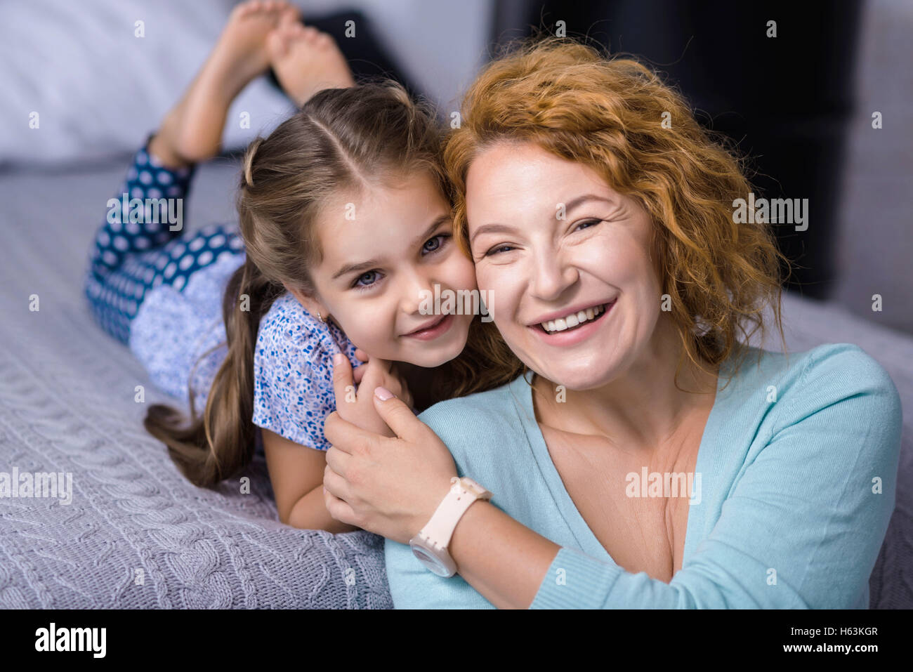 Sorridente nipote avendo divertimento nonna Foto Stock