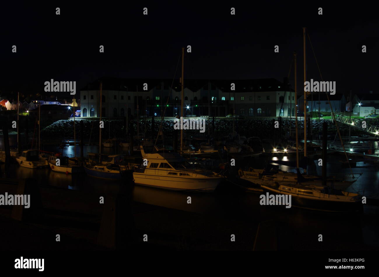 Vista sul Porto di Aberystwyth / Marina di notte rivolta verso Y Lanfa Trefechen, shot prese con lunga esposizione. Foto Stock