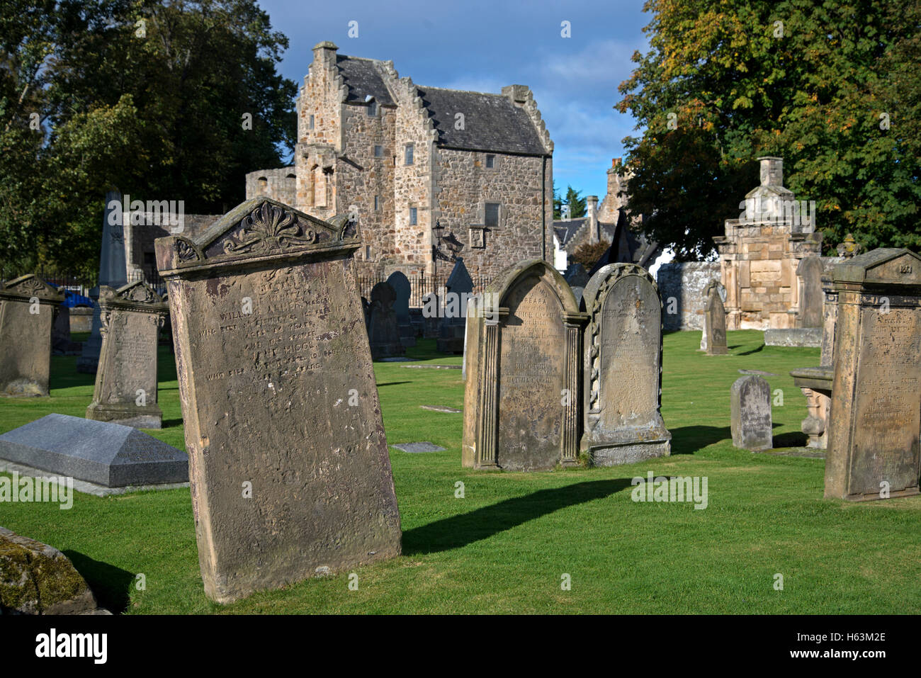 Vista del cimitero di Elgin Cathedral a Elgin con la casa del Vescovo in background, Morayshire, Scotland, Regno Unito. Foto Stock