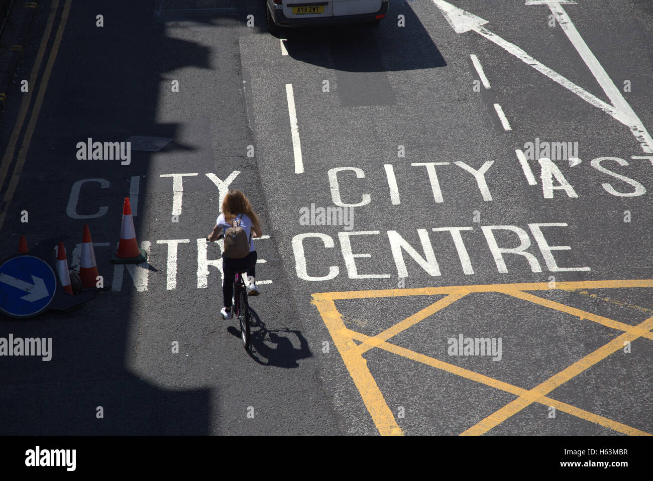 Ragazza sulla bicicletta da strada bike city center iscrizioni di Glasgow, Scozia Foto Stock