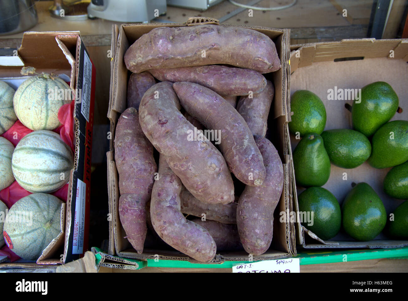 Scatola di patate dolci sul mercato closeup di stallo Foto Stock