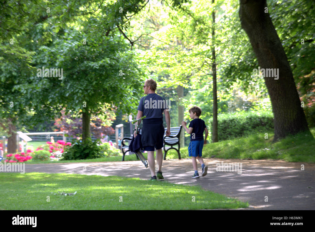 Padre e figlio a piedi in Glasgow Kelvingrove Park che contiene sia le università e il museo nella zona del Parco Foto Stock