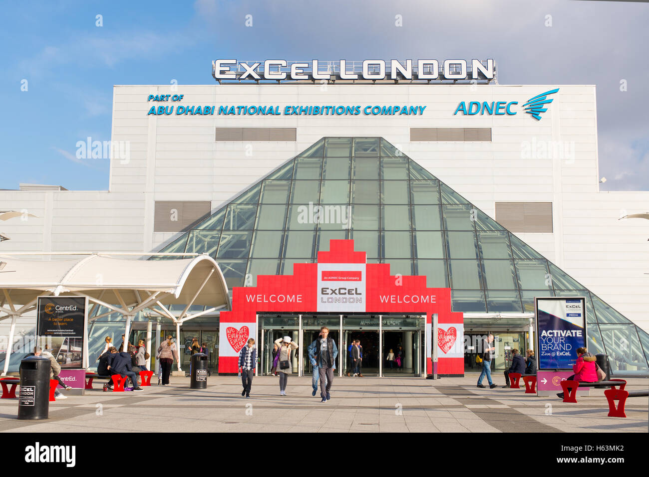 Ingresso principale con la gente che camminava sulla parte anteriore di essa del centro excel, un centro esposizioni situato nella zona est di Londra Foto Stock