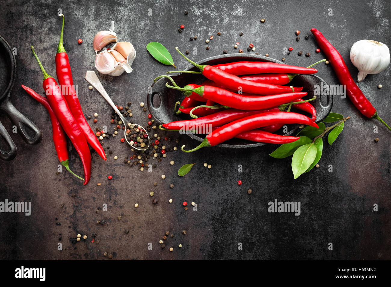 Red hot chili pepper calli e pods on dark vecchio metallo sfondo culinario Foto Stock