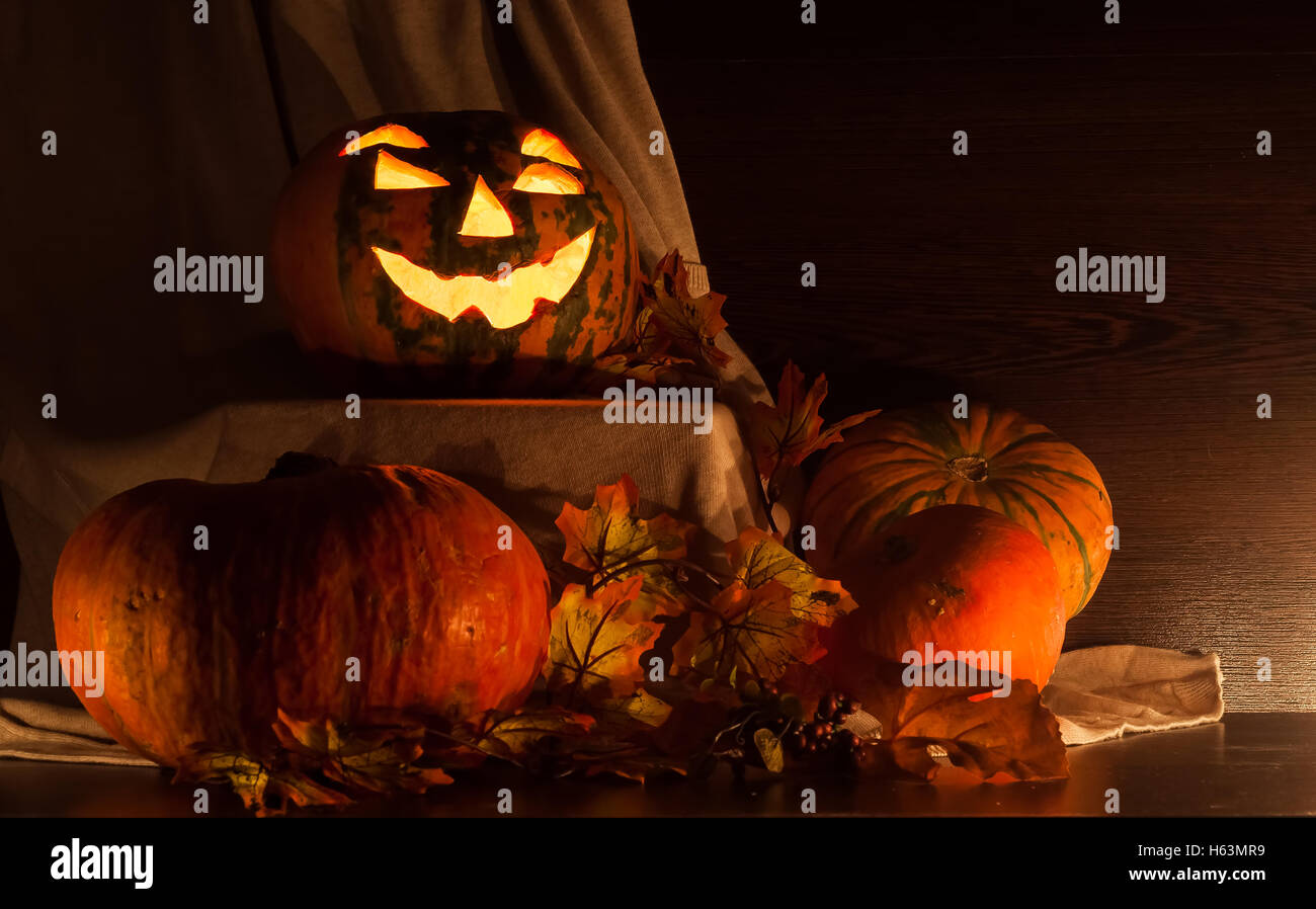Ancora in vita di zucche per festeggiare Halloween con facce buffe Foto Stock