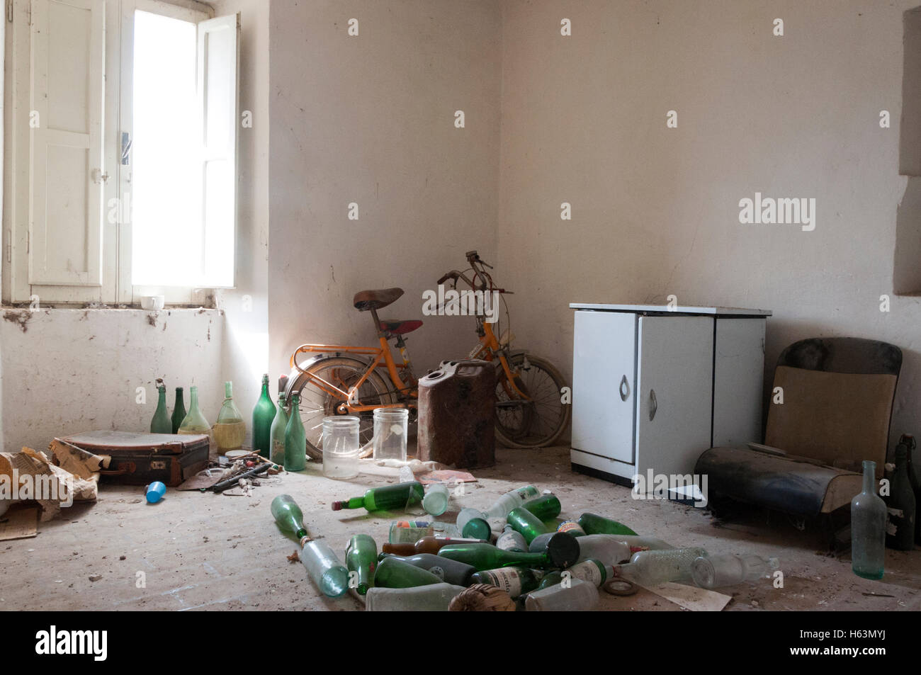 Una casa abbandonata rifugio per i vagrants e alcolisti Foto Stock