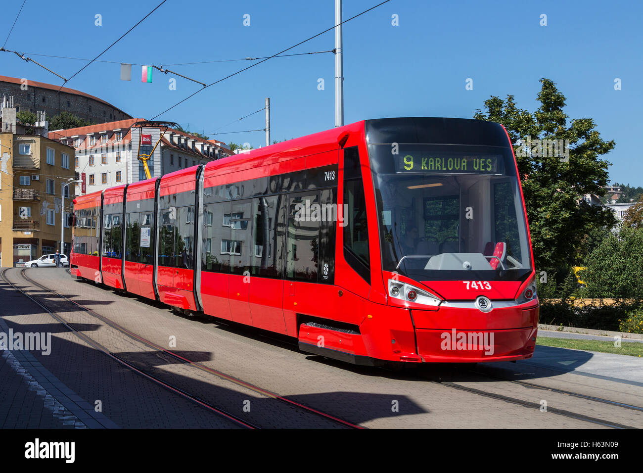 Una Skoda 30T tram operanti nella città di Bratislava in Slovacchia. Foto Stock