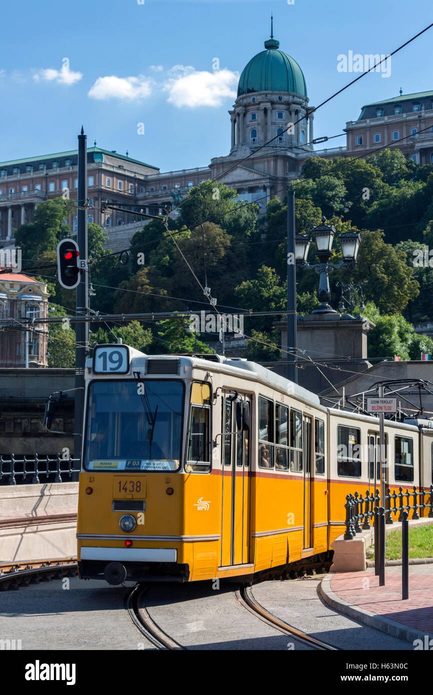Un Ganz CSMG tram vicino al Castello di Buda della città di Budapest in Ungheria. Foto Stock
