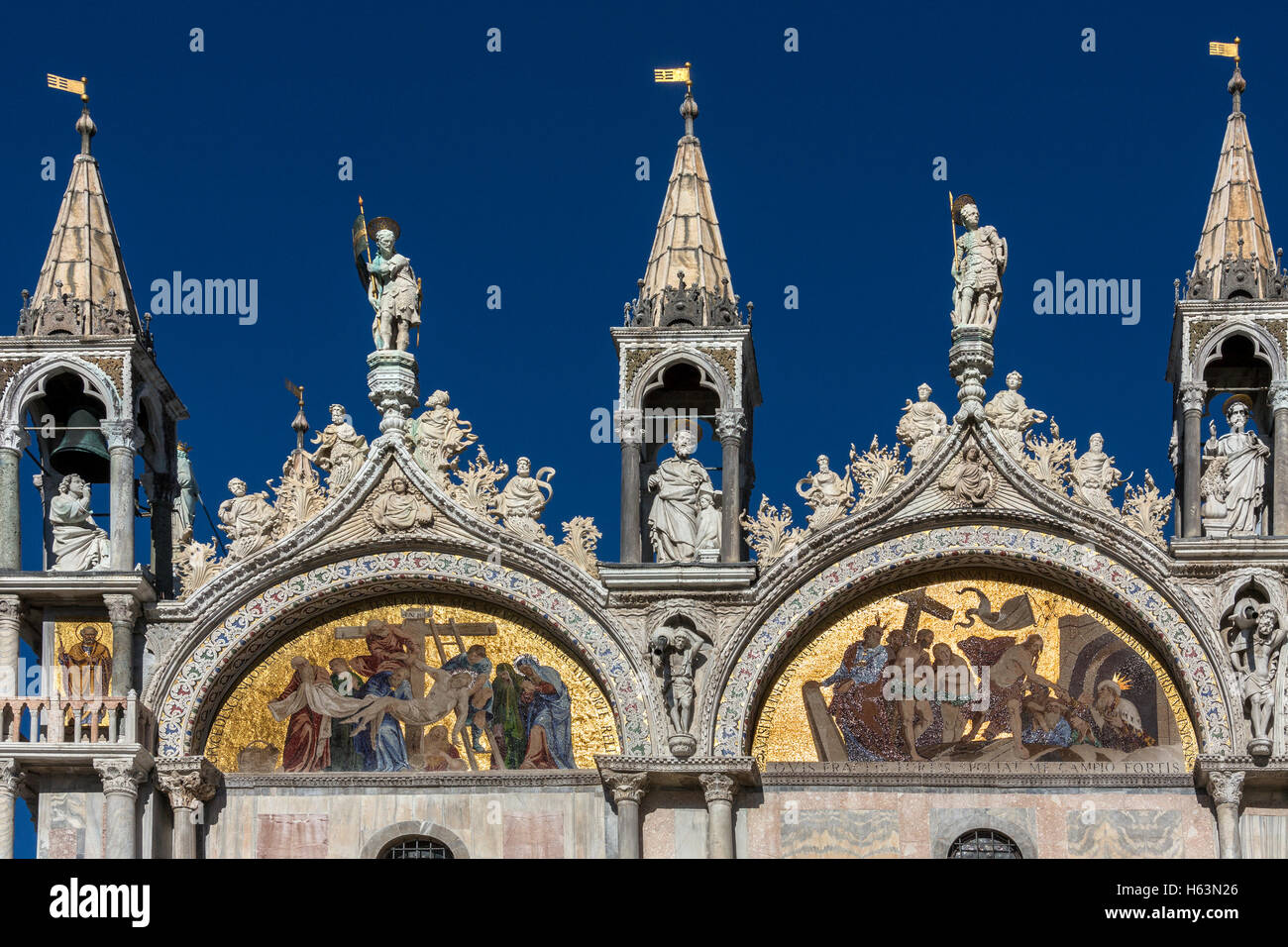 Sunshine glinting off il mosaico panals su la Basilica di San Marco a Venezia nel nord Italia. La Basilica Cattedrale Patriarcale d Foto Stock