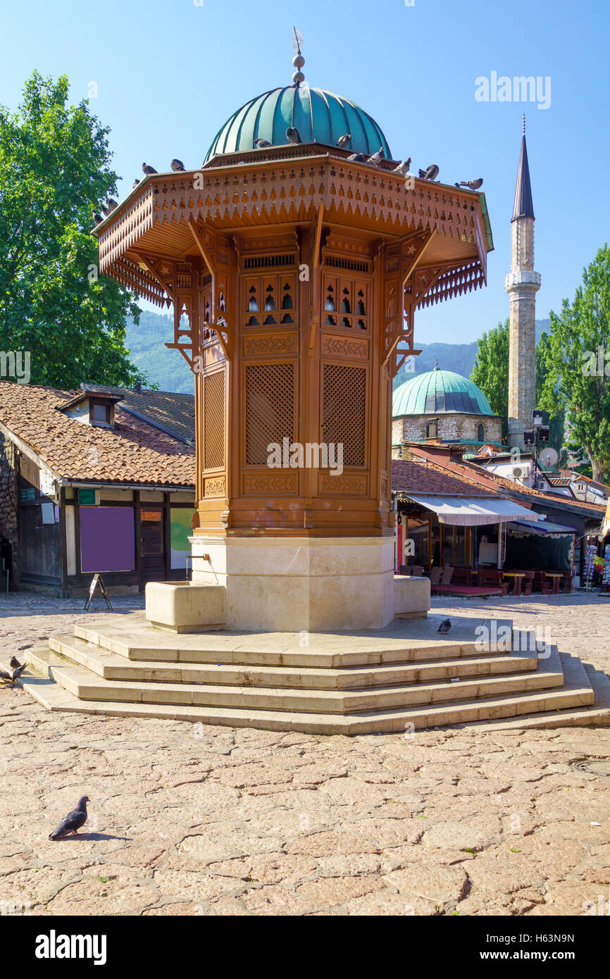 La fontana di Sebilj, le imprese locali, a Sarajevo, Bosnia ed Erzegovina Foto Stock
