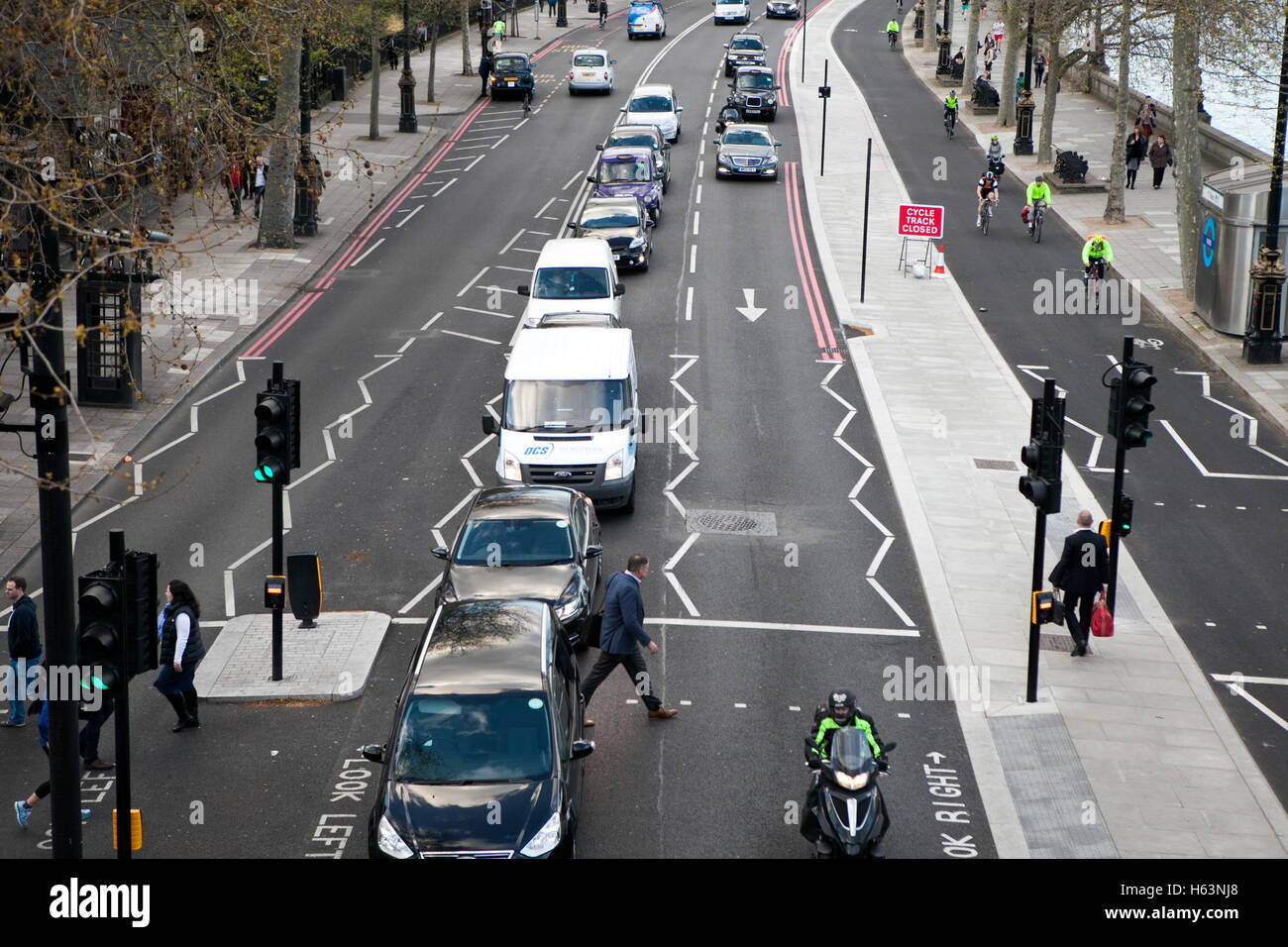 Londra, Inghilterra - 24 Maggio 2016: un auto sul terrapieno road vicino a Westminster nel centro di Londra. Foto Stock