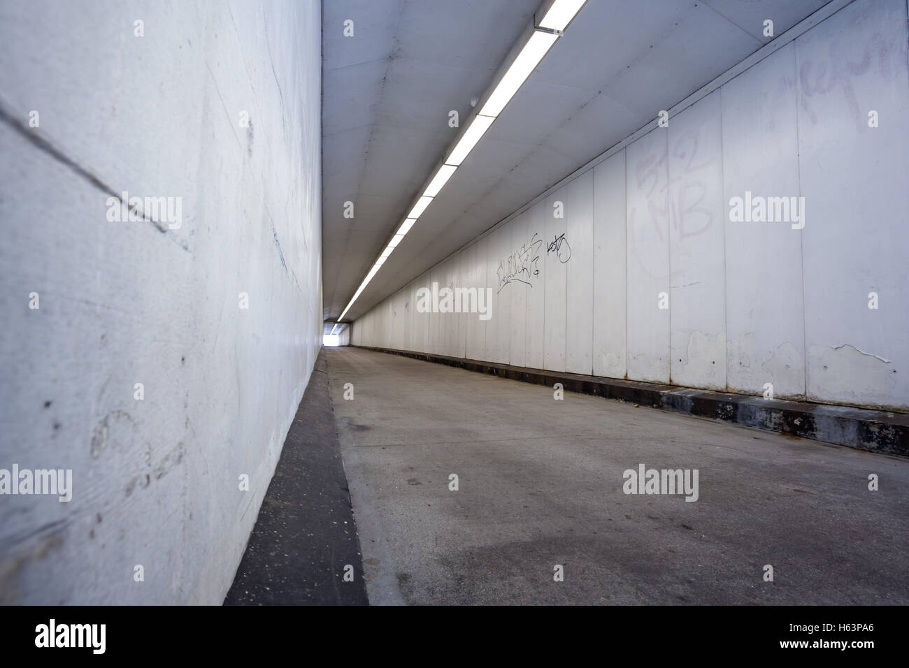 In una grande città in Belgio, non vi è un sentiero pedonale tunnel di bicicletta Foto Stock