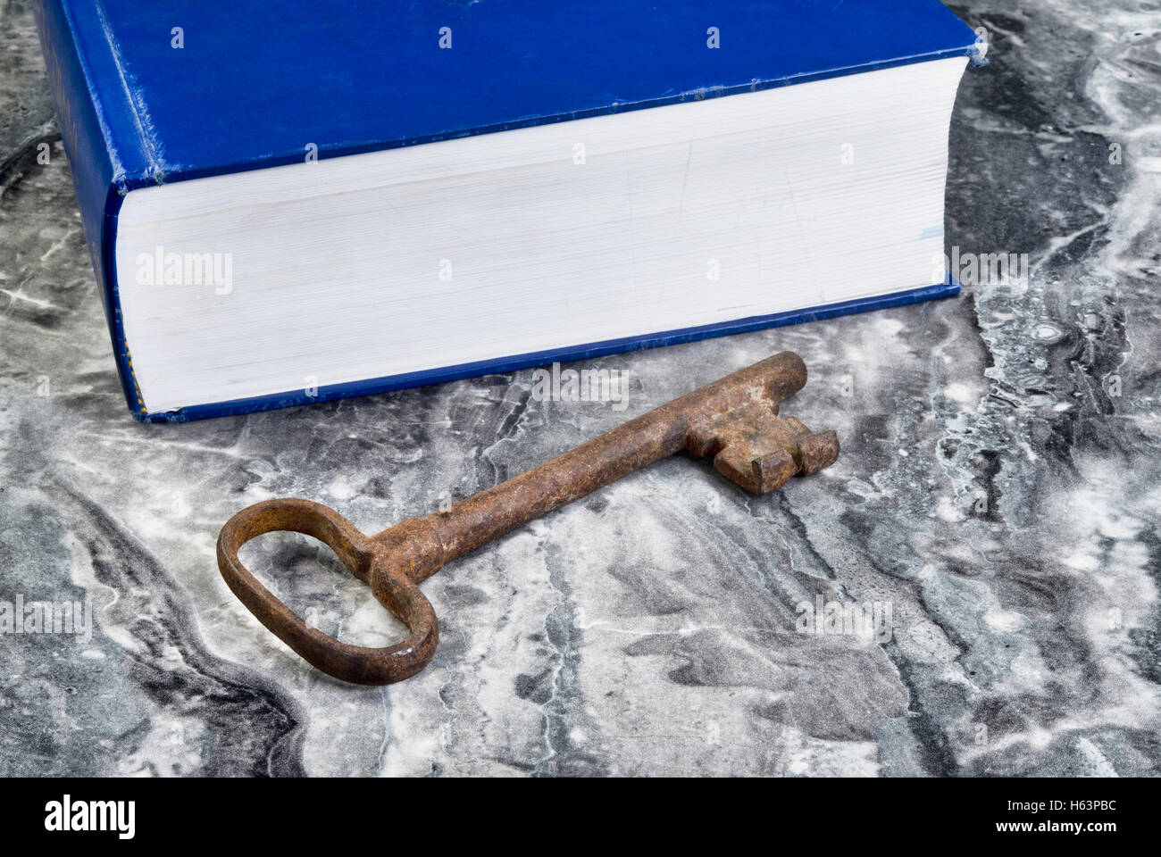 Antico scheletro di ferro chiave con grande libro blu con una stanza per il tipo. Foto Stock