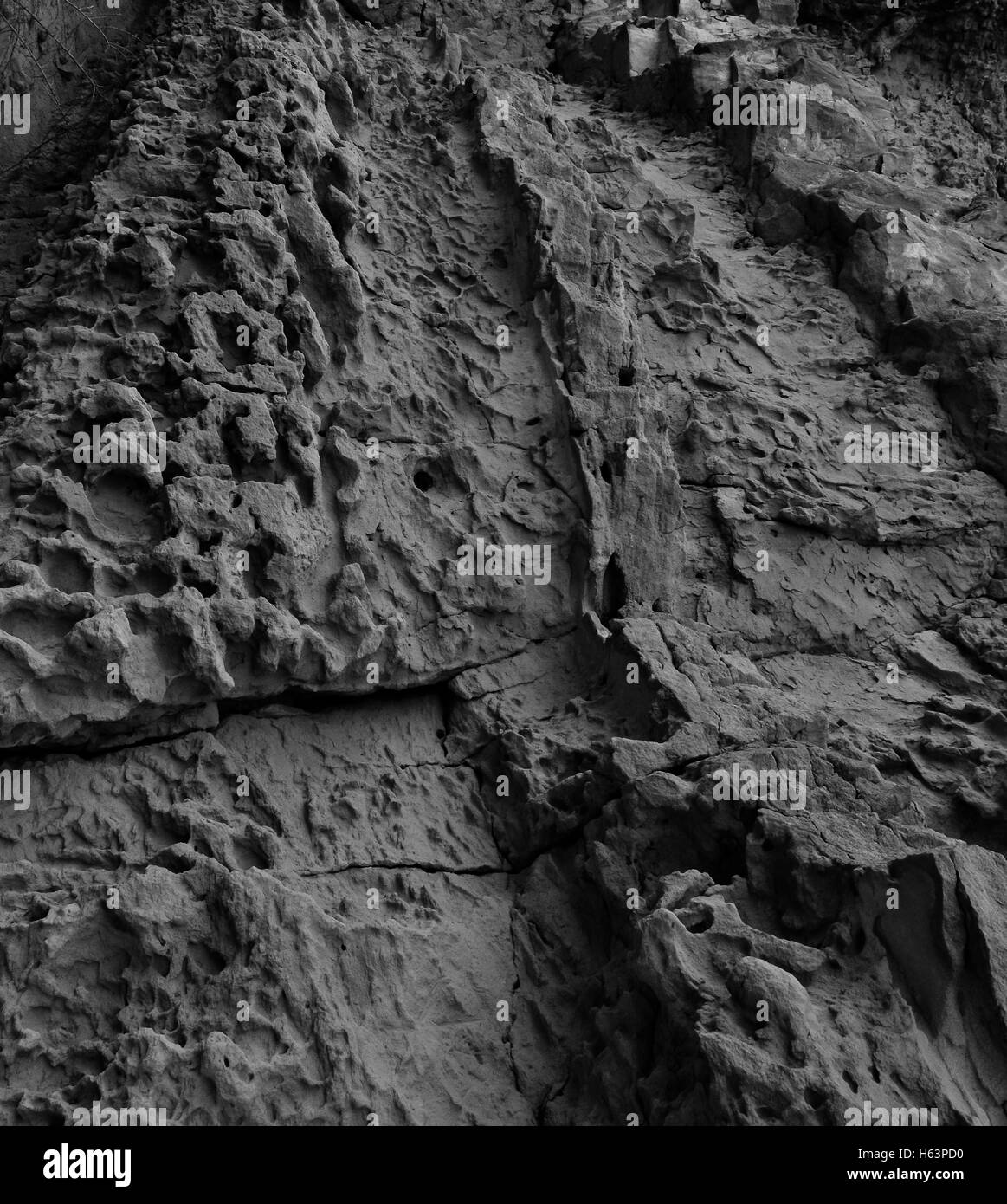 Rocce vicine fino alla riva Foto Stock