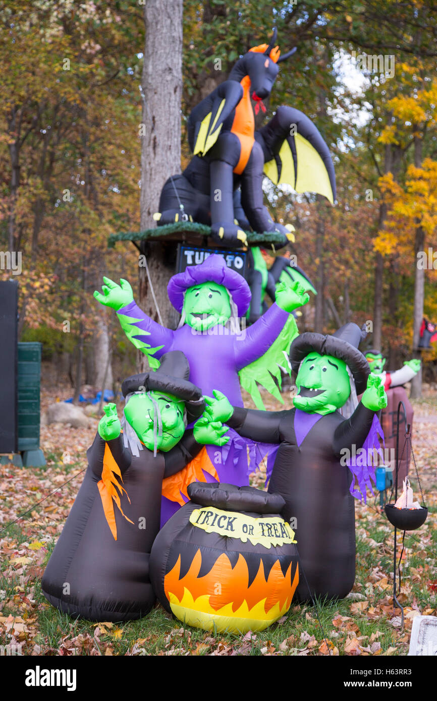 Halloween decorazioni su un prato anteriore Foto Stock