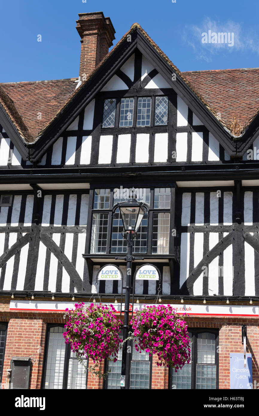 Edificio con travi di legno, Station Road West, Oxted, Surrey, England, Regno Unito Foto Stock