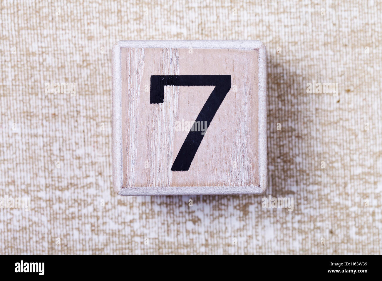 Una serie di figure su cubi di legno 7 Foto Stock