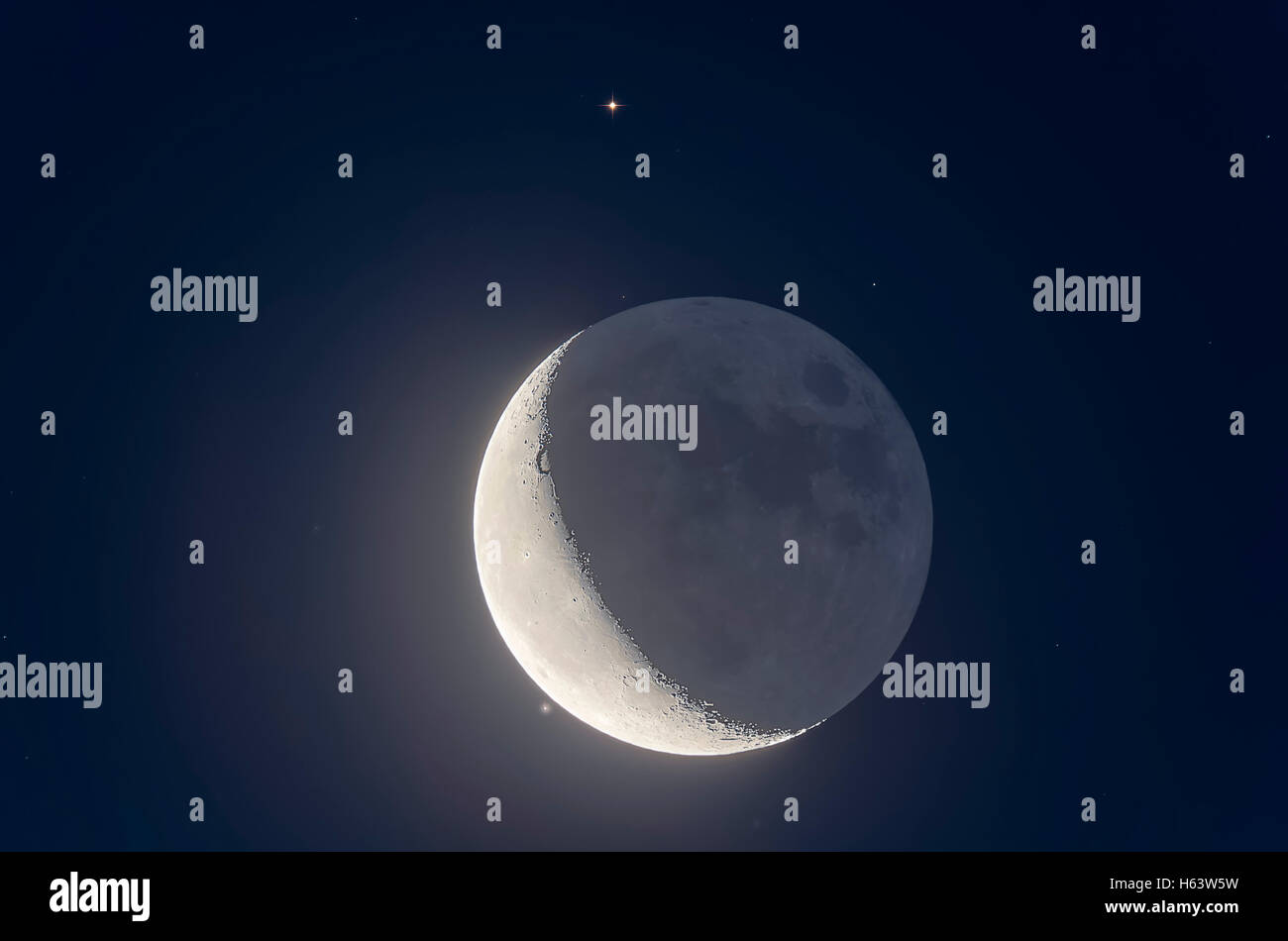 La mezzaluna calante Luna vicino Aldebaran in stretta congiunzione la mattina del 29 luglio, 2016. Siamo stati perfettamente positione Foto Stock