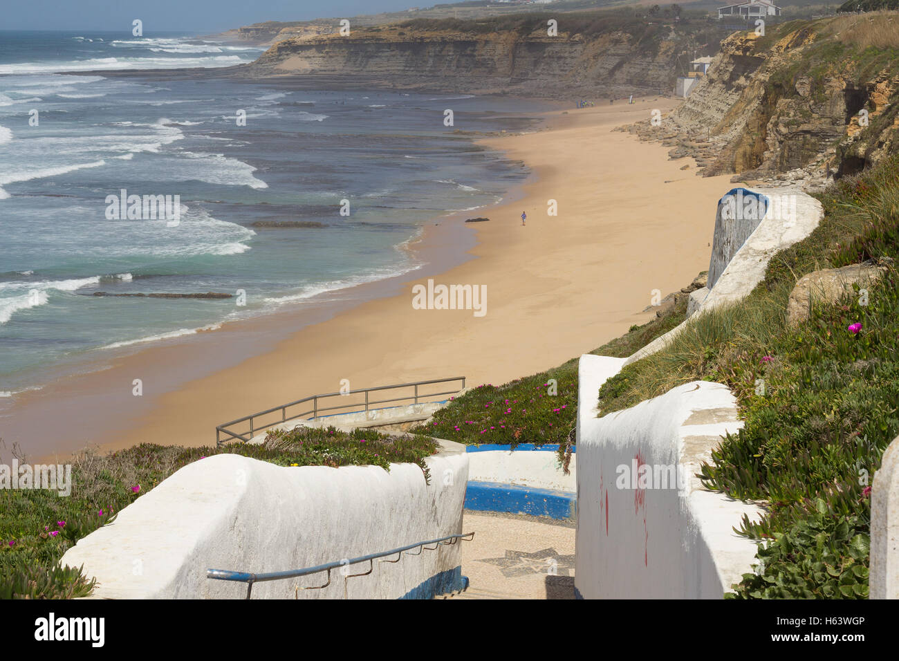 Le scale conducono alla lunga spiaggia deserta Foto Stock