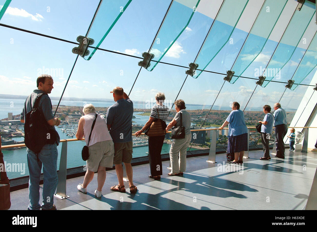 Visitatori godendo la vista da uno dei tre ponti di visualizzazione in Spinnaker Tower. Foto Stock