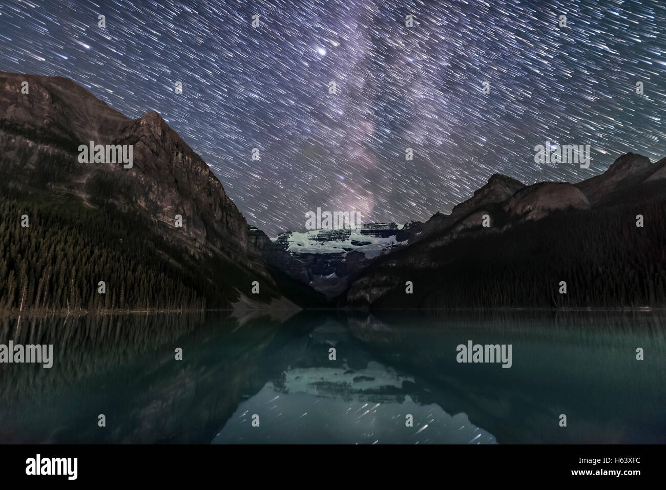 Un composito di immagini sovrapposti per creare tracce stellari scendere oltre il Lago Louise e il Ghiacciaio Victoria nel Parco Nazionale di Banff, Alb Foto Stock