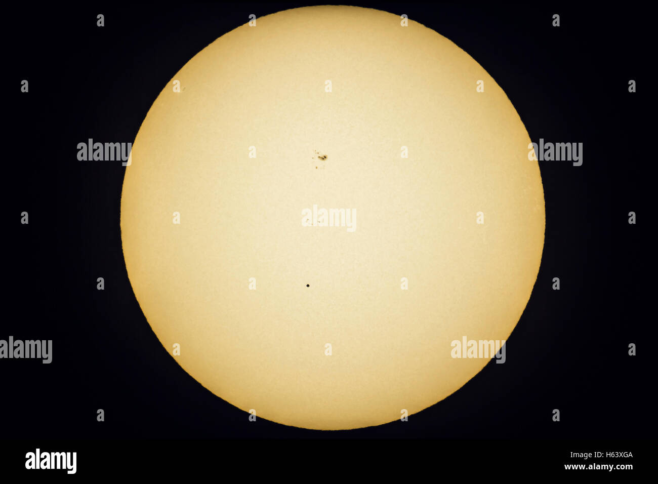 Il 9 maggio 2016 il transito di Mercurio sul sole, in un frame acquisiti a metà di transito con il Mercurio a metà strada attraverso il disco solare Foto Stock