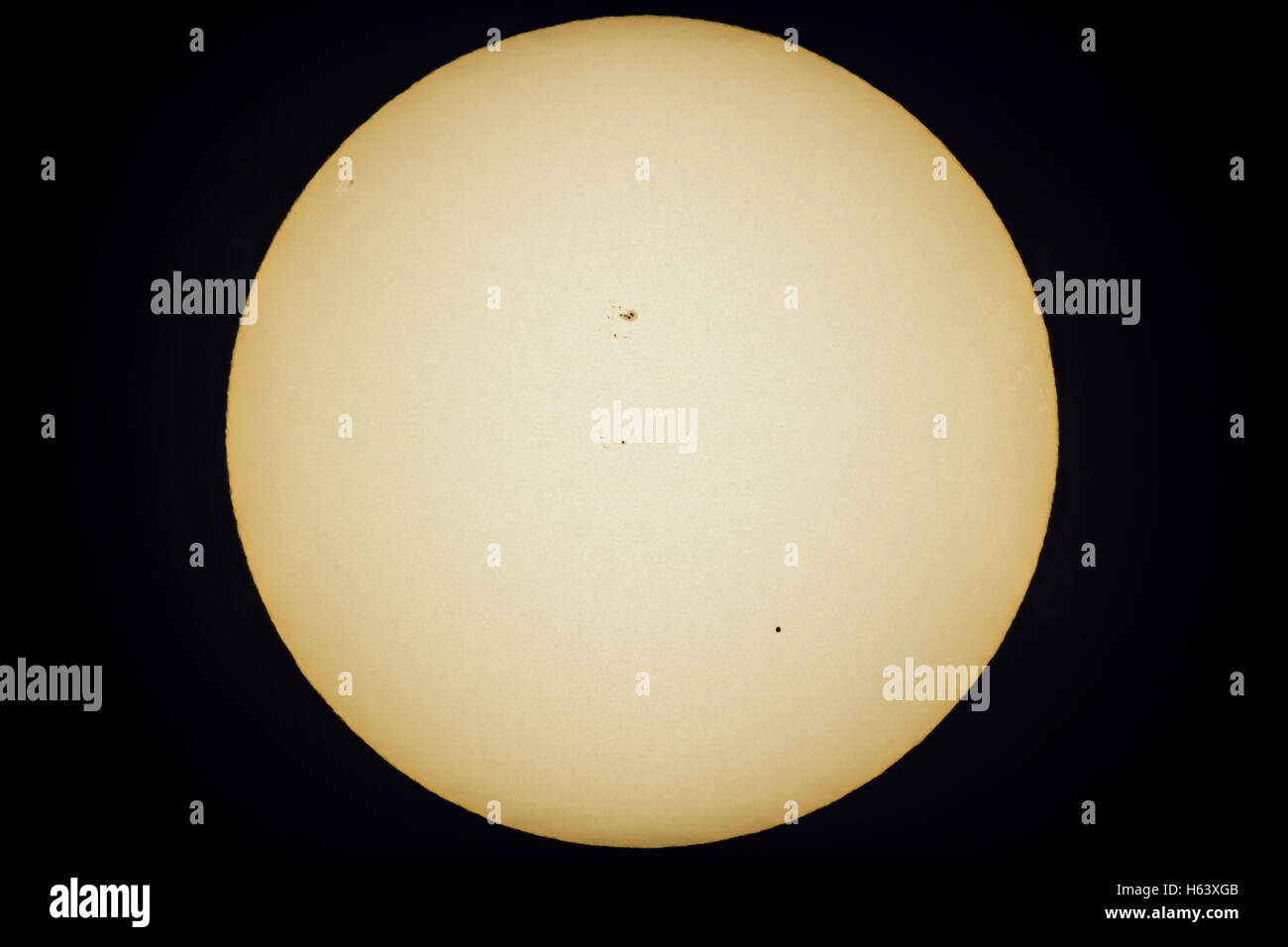 Il 9 maggio 2016 il transito di Mercurio sul sole, in un frame catturato a metà strada tra la metà di transito e di uscita con il Mercurio tre Foto Stock