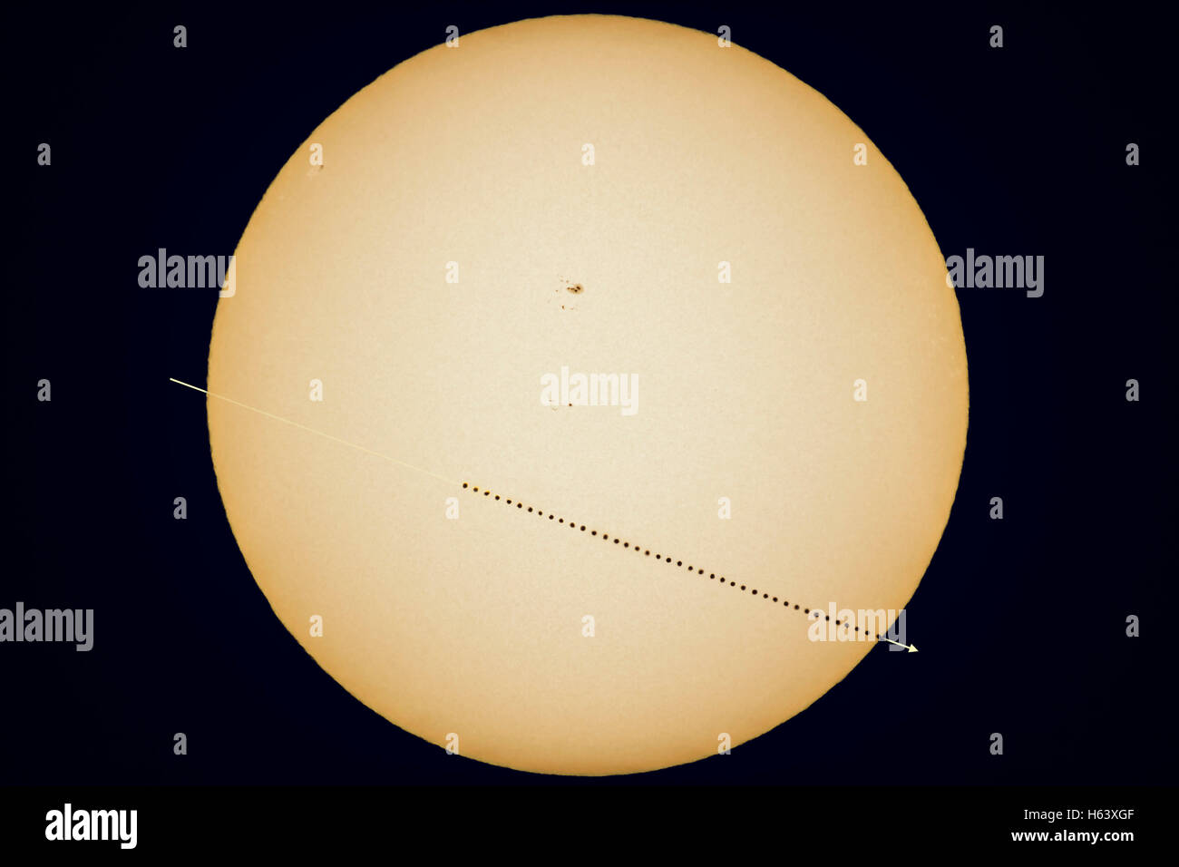 Una immagine composita del 9 maggio 2016 il transito di Mercurio sul sole con mercurio in un perfetto "inferiori insieme" tra Foto Stock