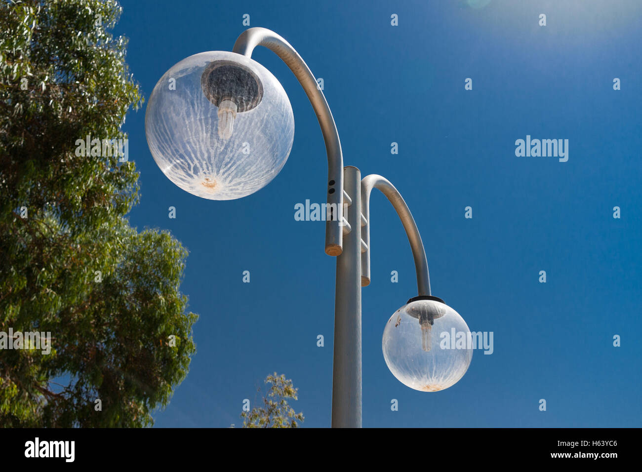 In alto di metallo lucido lampada posta con 2 globo di vetro capi Foto Stock