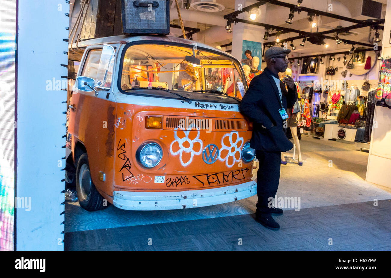 San Francisco, CALIFORNIA, Stati Uniti, Guardia di sicurezza nel negozio di moda, negozi del centro, negozi di moda, stile hippy, autobus Volkswagen, commercio imprenditoriale Foto Stock