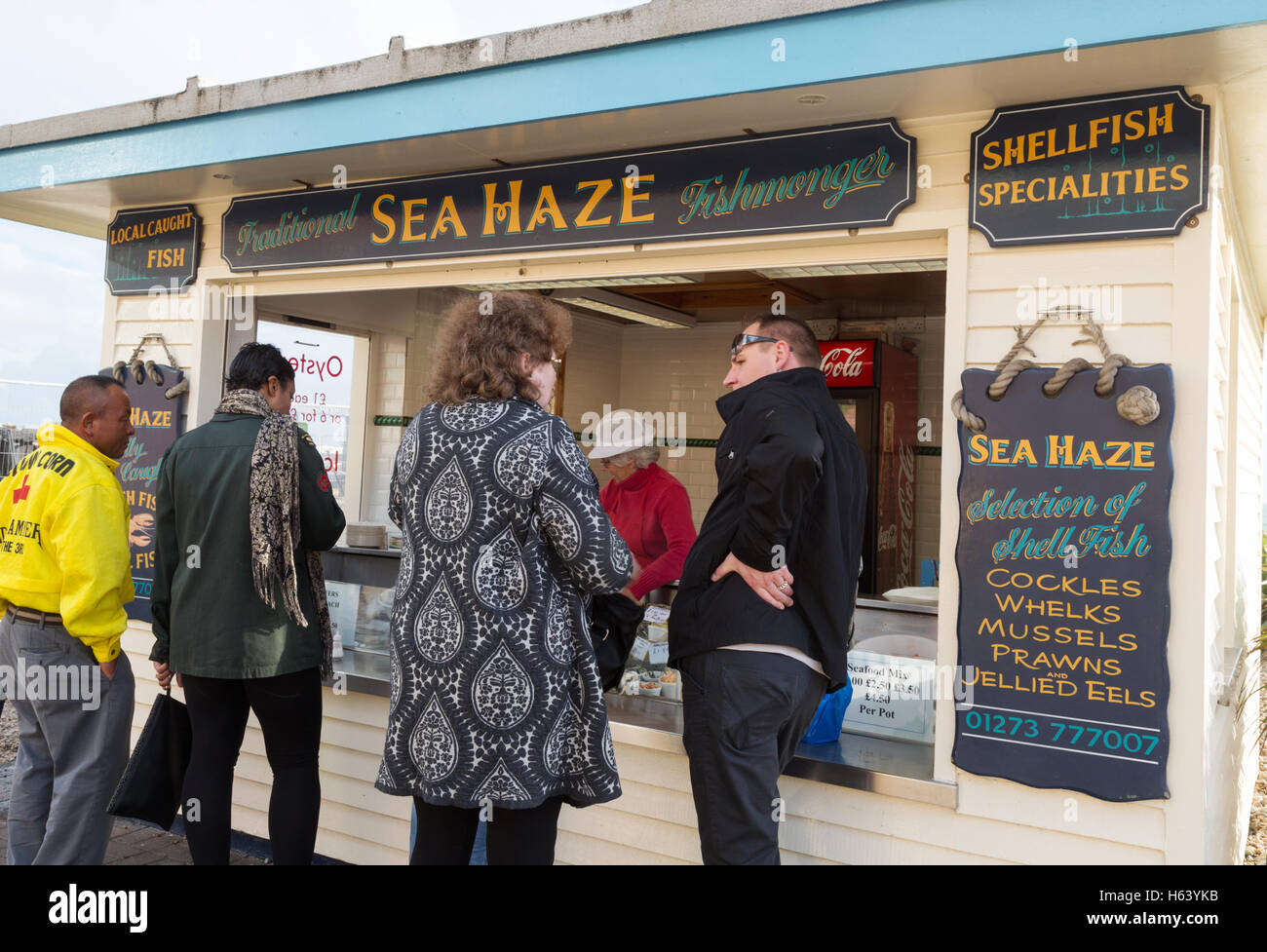 Persone che acquistano i frutti di mare da una pressione di stallo di frutti di mare, Brighton Seafront promenade, Brighton East Sussex England Regno Unito Foto Stock