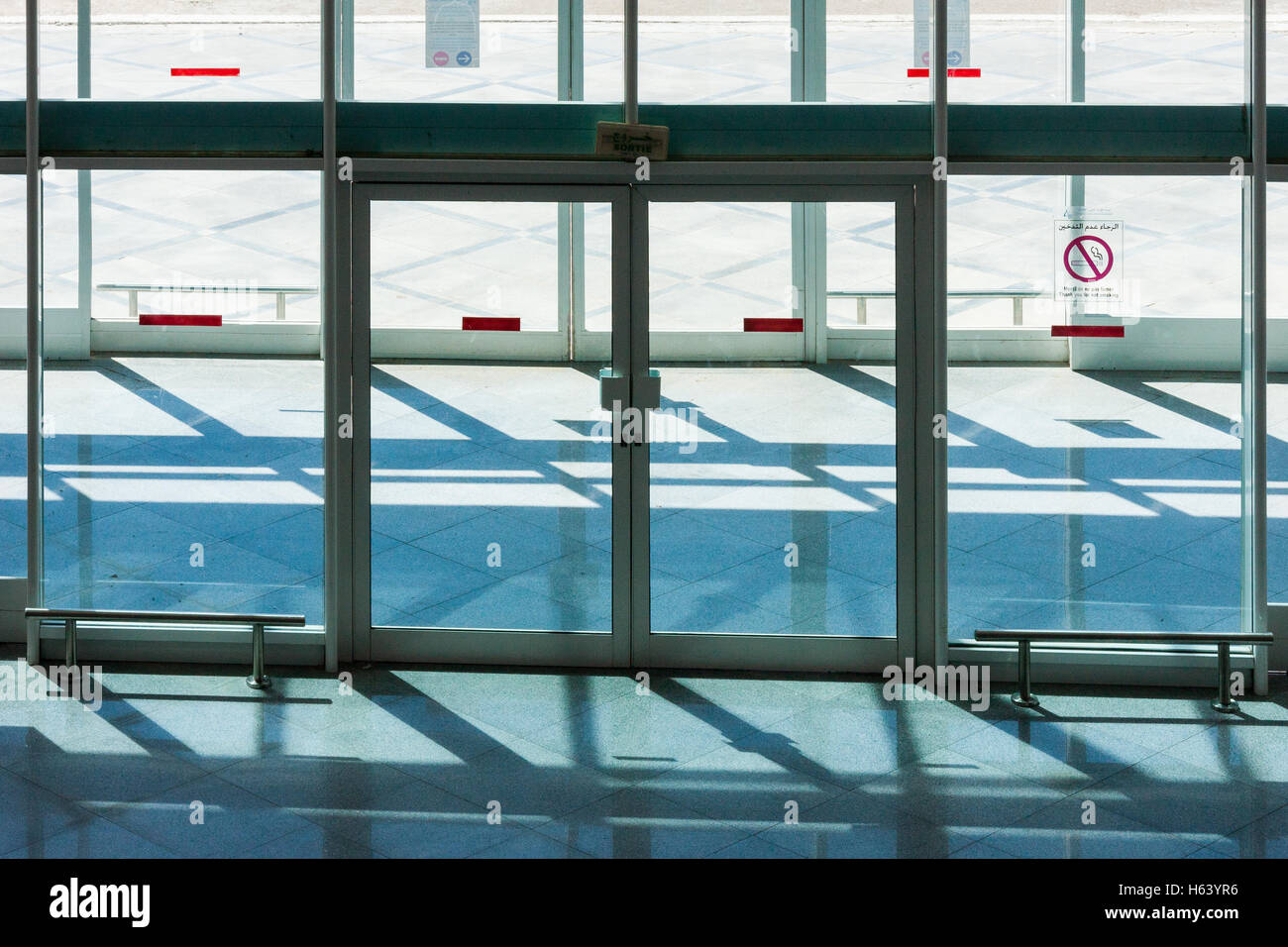 Aeroporto ingresso con n. di persone Foto Stock