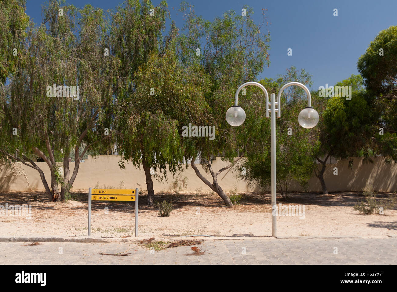 Lampione e firmare con alberi in holiday resort Foto Stock