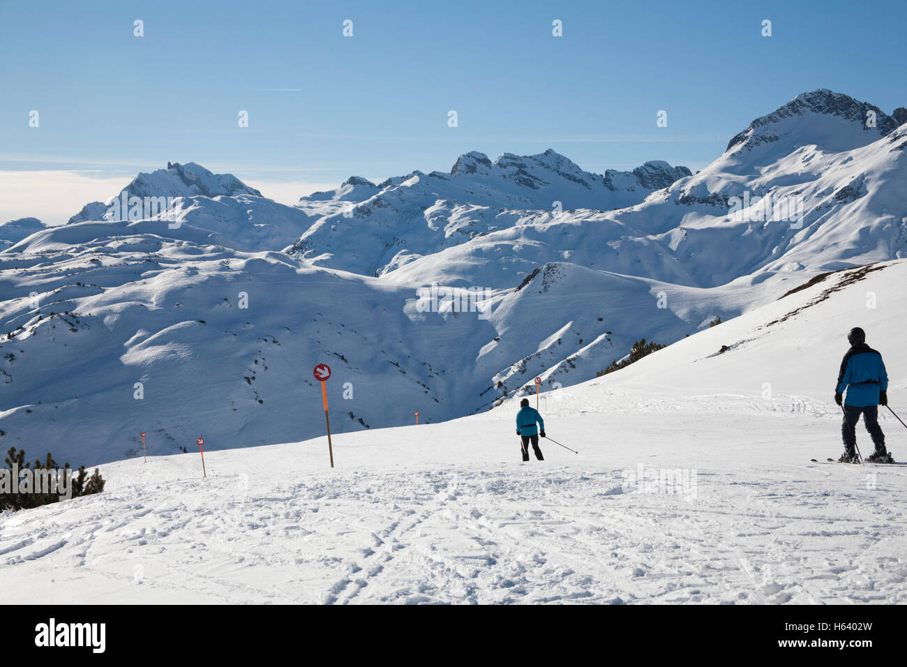 Sciare su piste in Arlberg compresi Lech e St Anton am Arlberg Austria Foto Stock