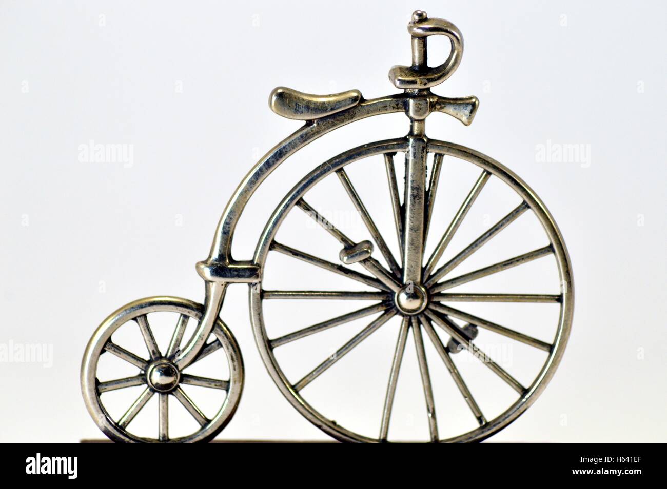 Il padre della bici in miniatura su un fondo bianco. Foto Stock