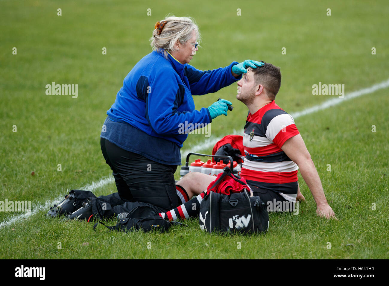 1° NDRFC XV vs Frome RFC 1° XV - Dorset, Inghilterra. Alcuni player essendo controllati da dopo che bussano alla testa. Foto Stock