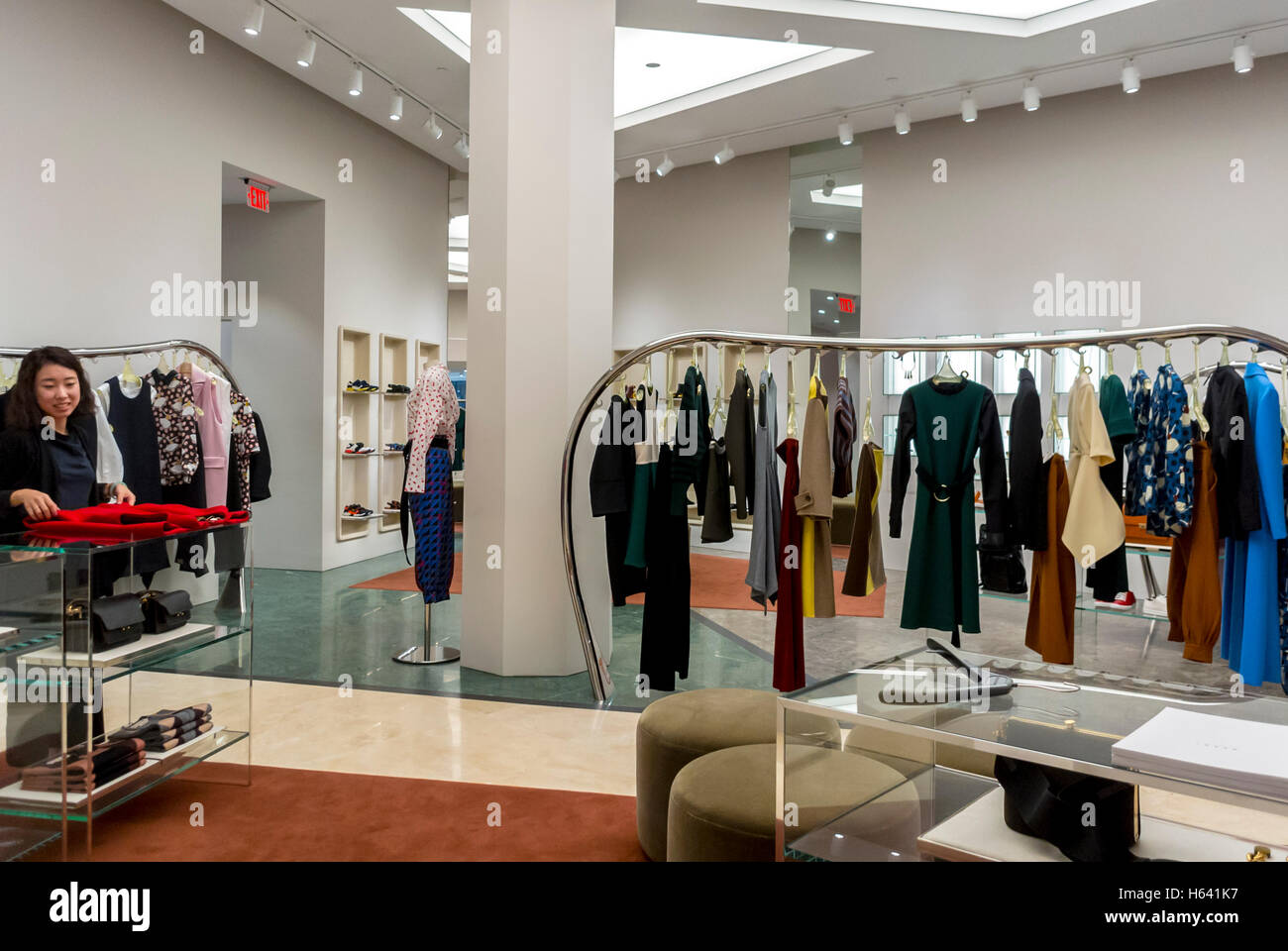 San Francisco, CA, USA, negozio di abbigliamento interno, Abbigliamento in  mostra, Negozi di moda, Marni, interni moderni al dettaglio, etichette  modali, negozio di abbigliamento Foto stock - Alamy