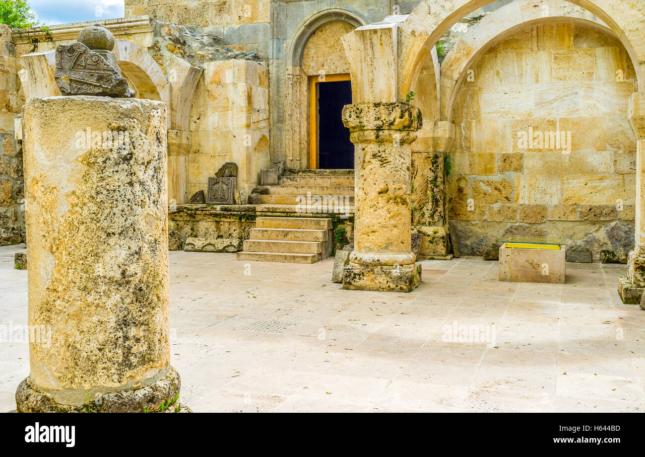 La hall di fronte a San Astvatsatsin chiesa del monastero di Haghartsin con le rovine di colonne ed archi, Armenia. Foto Stock