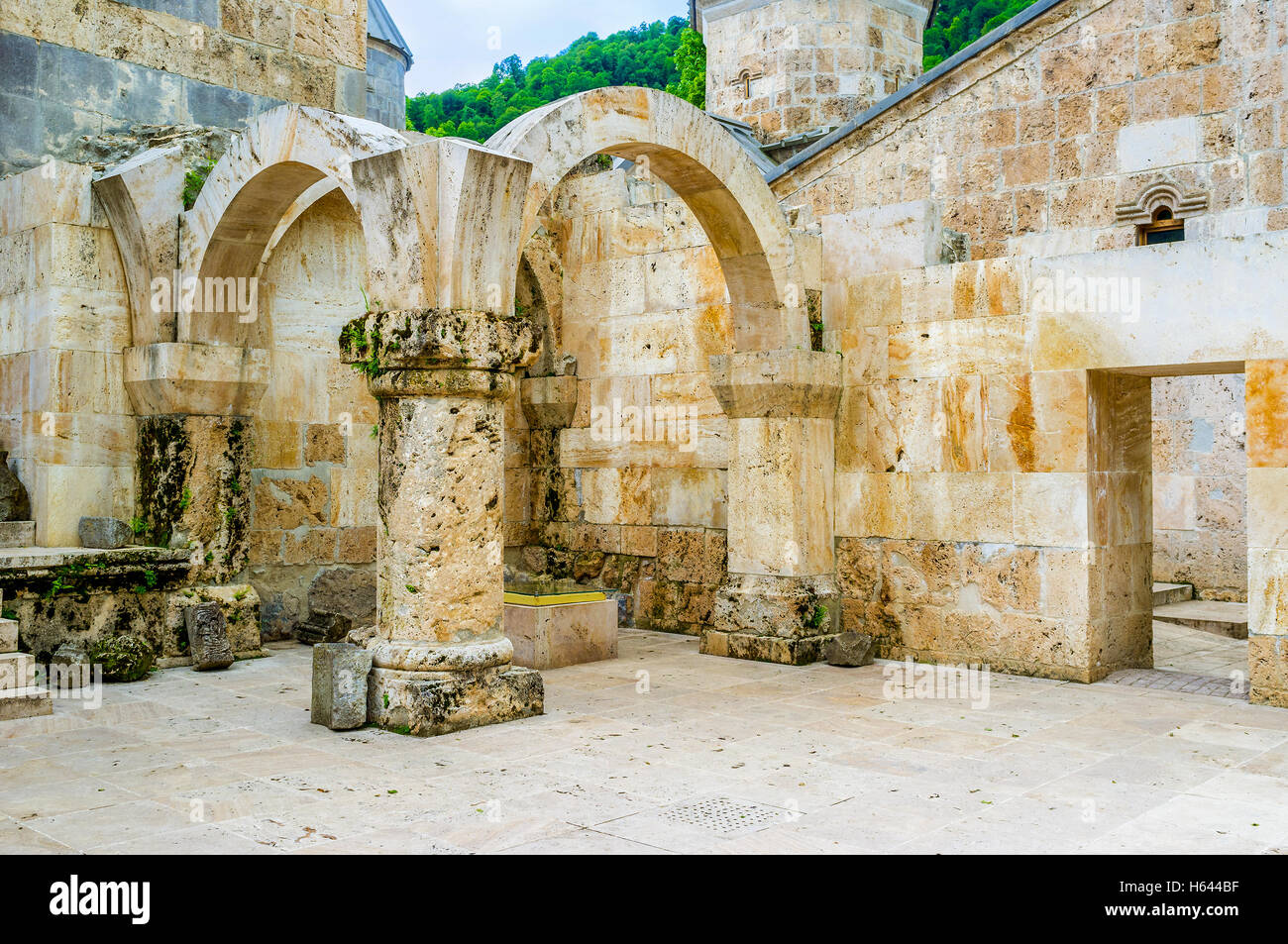 Il rovinato gavit (hall di fronte alla chiesa della St Astvatsatsin chiesa del monastero di Haghartsin, Armenia. Foto Stock