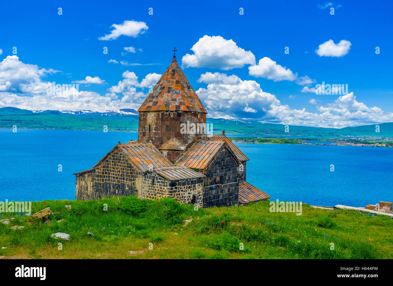 Surp Arakelots (Santi Apostoli) chiesa del monastero Sevanavank con il lago Sevan e montagne innevate sullo sfondo, Sevan Foto Stock