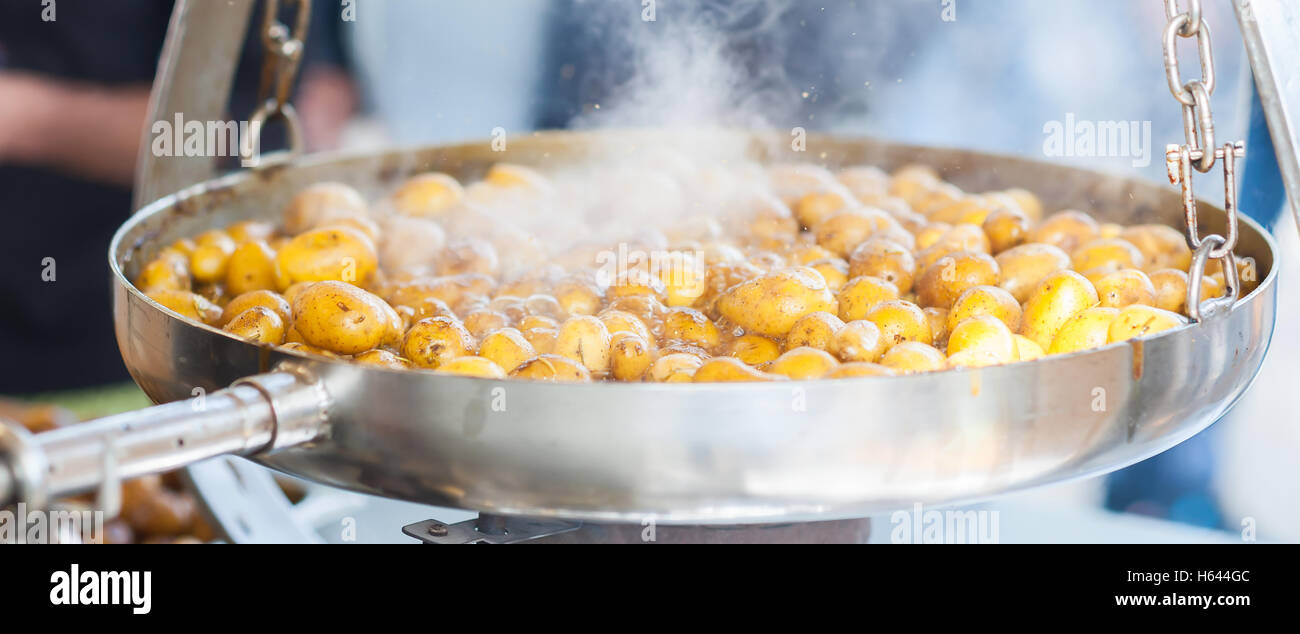Patate di primizia. Fritti in padella. Ricetta italiana: patate cotte nel Salento. Messa a fuoco selettiva. Foto Stock