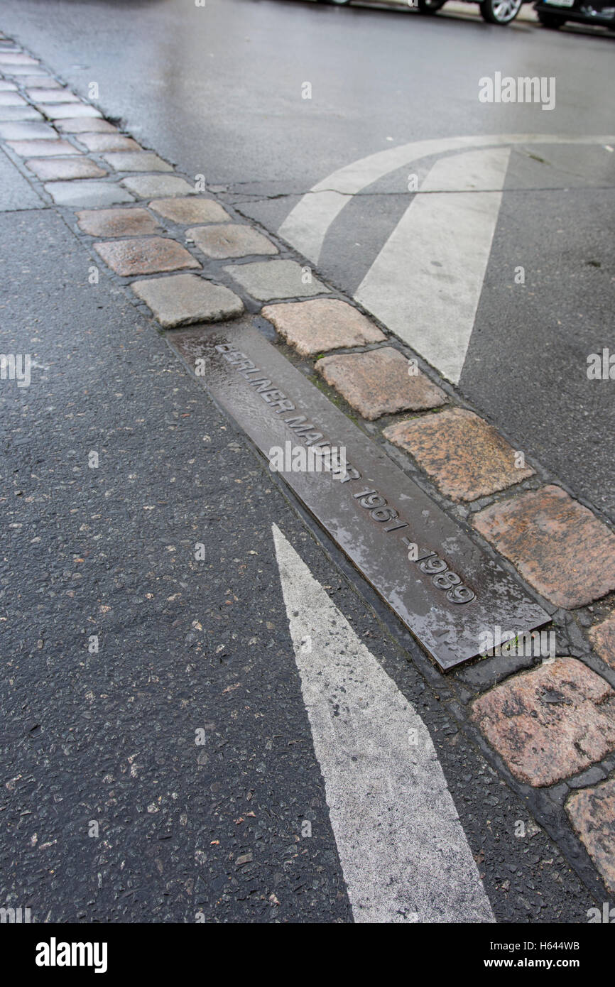 La linea dove il muro è stato eretto a Potsdamer Platz di Berlino Foto Stock